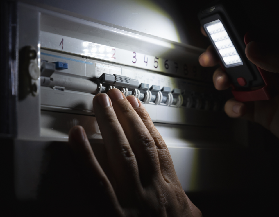 Imagen de una vivienda sufriendo el apagón del 28 de abril en España