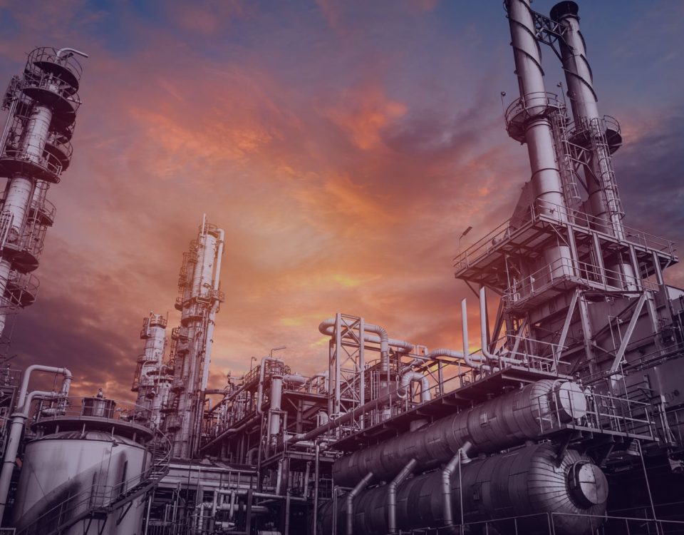 Vista de planta industrial eficiente con sistemas de gestion energetica y aplicacion de certificados de ahorro energetico (CAE)