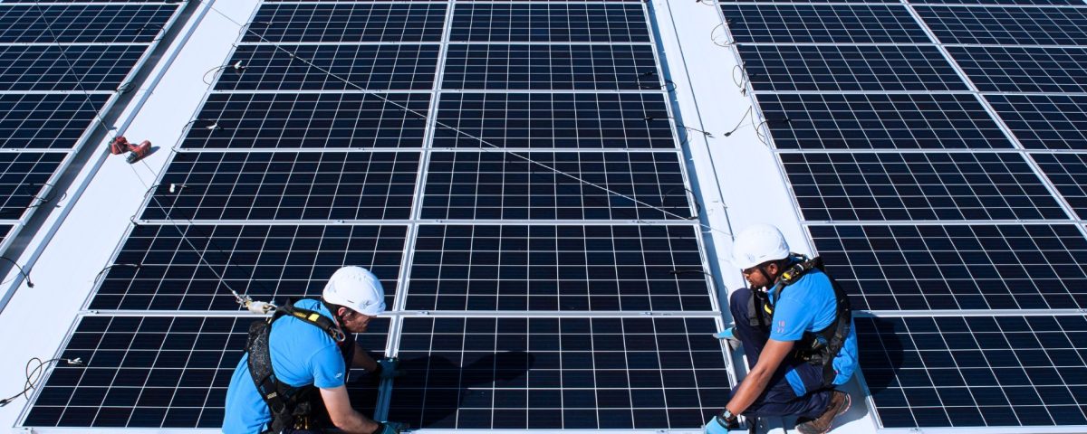 foto de trabajo de instalador de paneles solares y mantenimiento