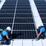 foto de trabajo de instalador de paneles solares y mantenimiento