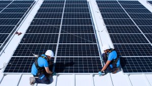 foto de trabajo de instalador de paneles solares y mantenimiento