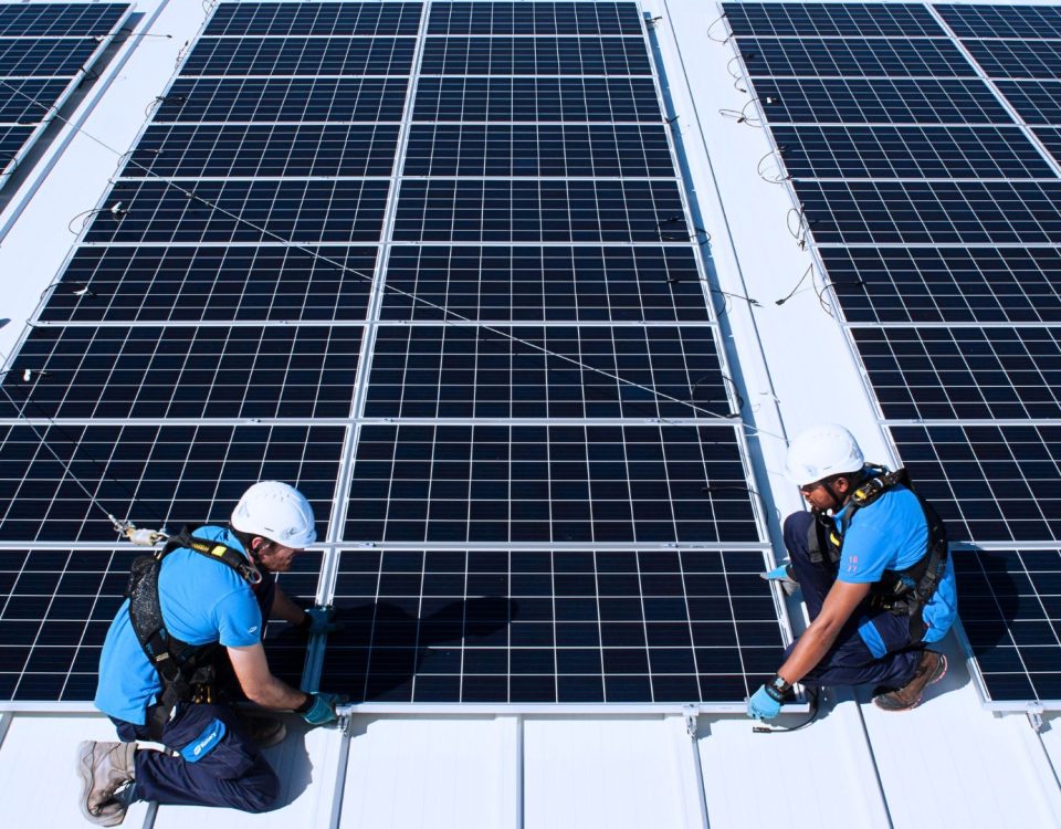 foto de trabajo de instalador de paneles solares y mantenimiento
