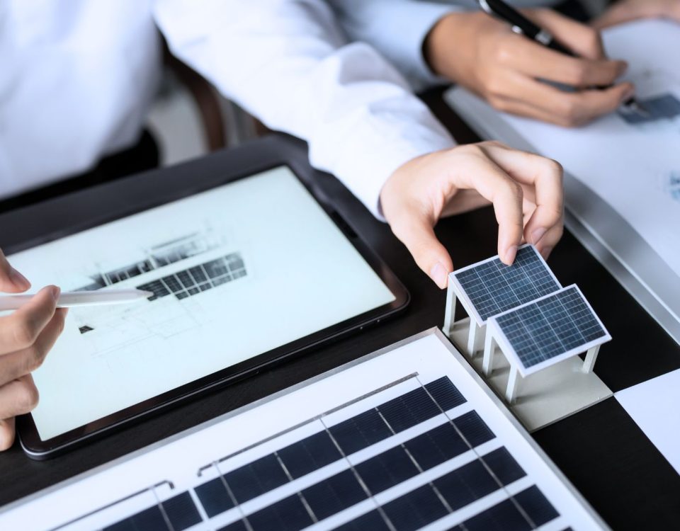 Paneles solares instalados en tejados urbanos en España, simbolizando el ahorro fiscal en el IBI, ICIO e IAE gracias a bonificaciones municipales para autoconsumo fotovoltaico