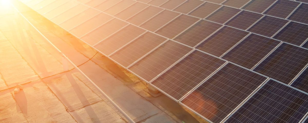 Informe de IRENA 2024 sobre los costes de generación renovable: análisis técnico y económico del liderazgo de la energía solar y eólica frente a los combustibles fósiles.