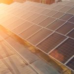 Informe de IRENA 2024 sobre los costes de generación renovable: análisis técnico y económico del liderazgo de la energía solar y eólica frente a los combustibles fósiles.