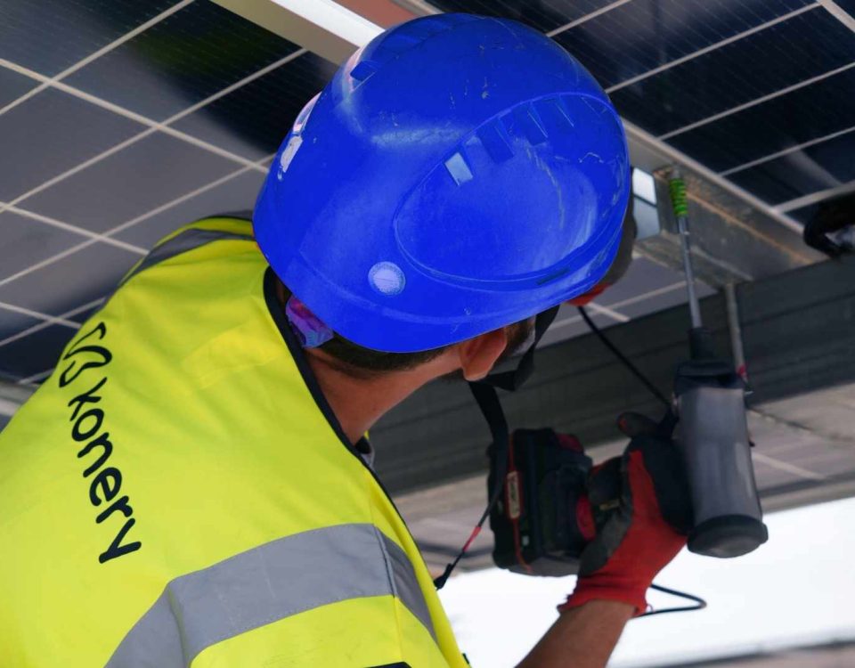 Técnico realizando auditoría energética en planta solar industrial como parte de un proyecto de revamping fotovoltaico para empresas.