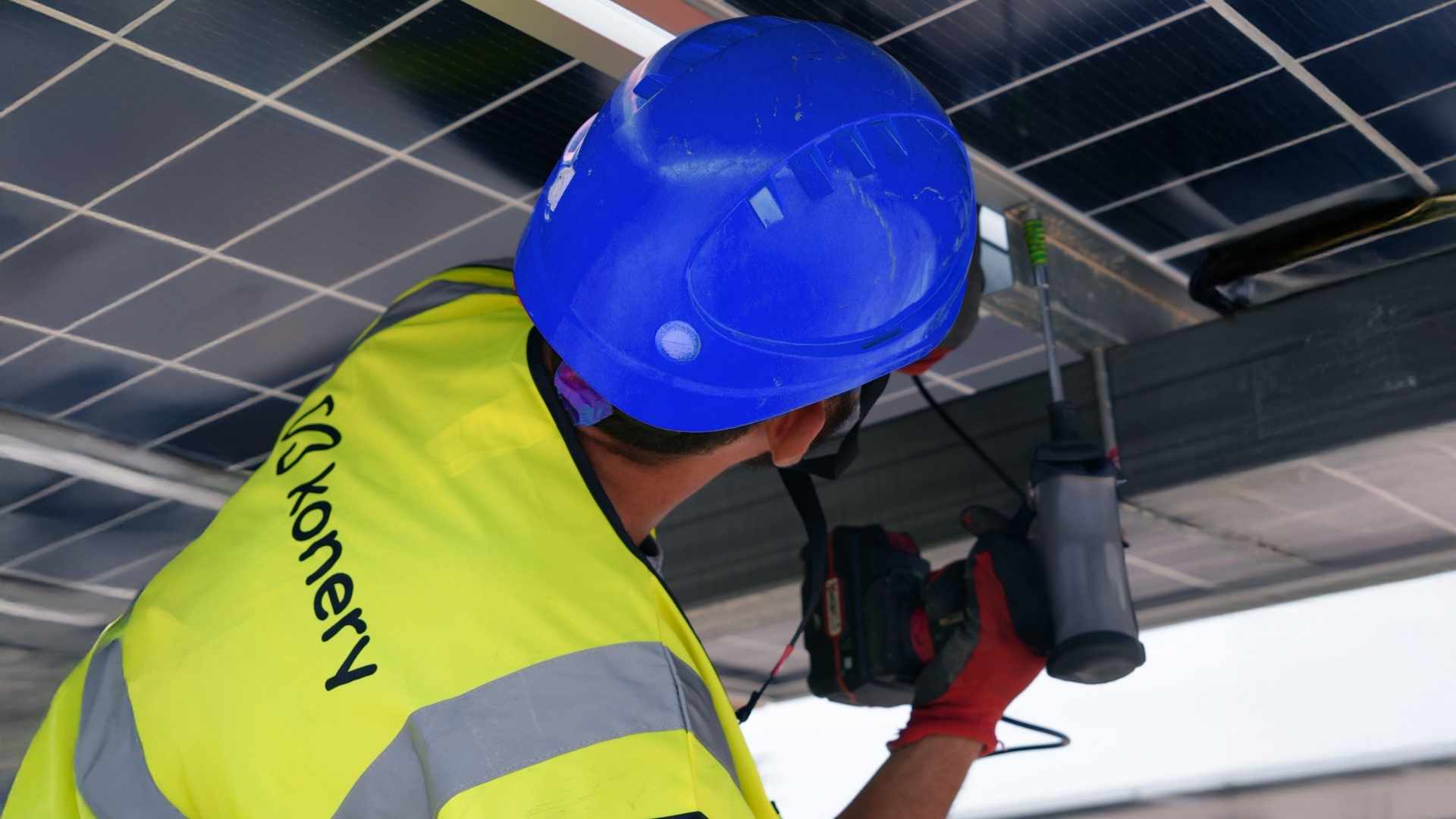 Técnico realizando auditoría energética en planta solar industrial como parte de un proyecto de revamping fotovoltaico para empresas.