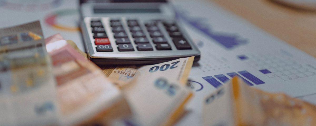 Autoconsumo fotovoltaico en España tras el fin del impuesto al Sol, con instalación solar en entorno residencial o industrial