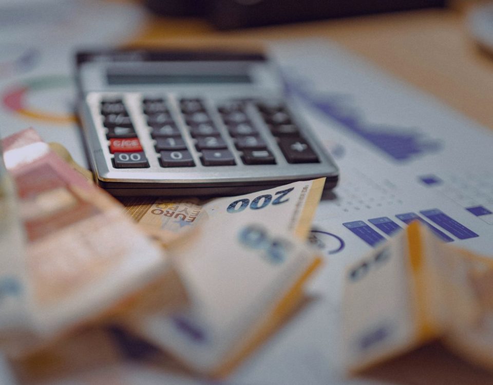 Autoconsumo fotovoltaico en España tras el fin del impuesto al Sol, con instalación solar en entorno residencial o industrial