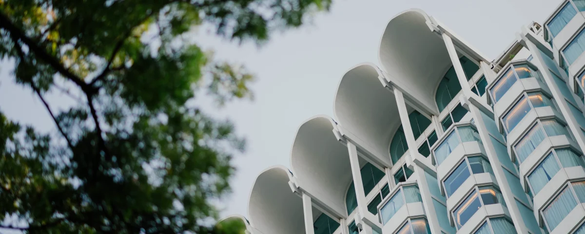 Fachada de edificio de oficinas moderno con alta eficiencia energética según la Directiva EPBD 2024.