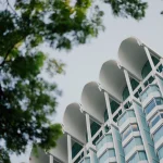 Fachada de edificio de oficinas moderno con alta eficiencia energética según la Directiva EPBD 2024.