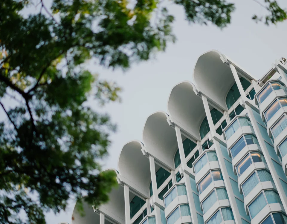 Fachada de edificio de oficinas moderno con alta eficiencia energética según la Directiva EPBD 2024.