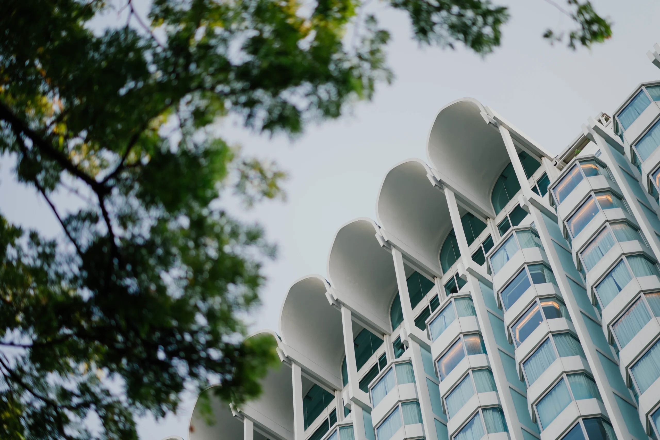 Fachada de edificio de oficinas moderno con alta eficiencia energética según la Directiva EPBD 2024.