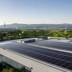Cubierta industrial con paneles solares para reducir emisiones de alcance 2 en una empresa