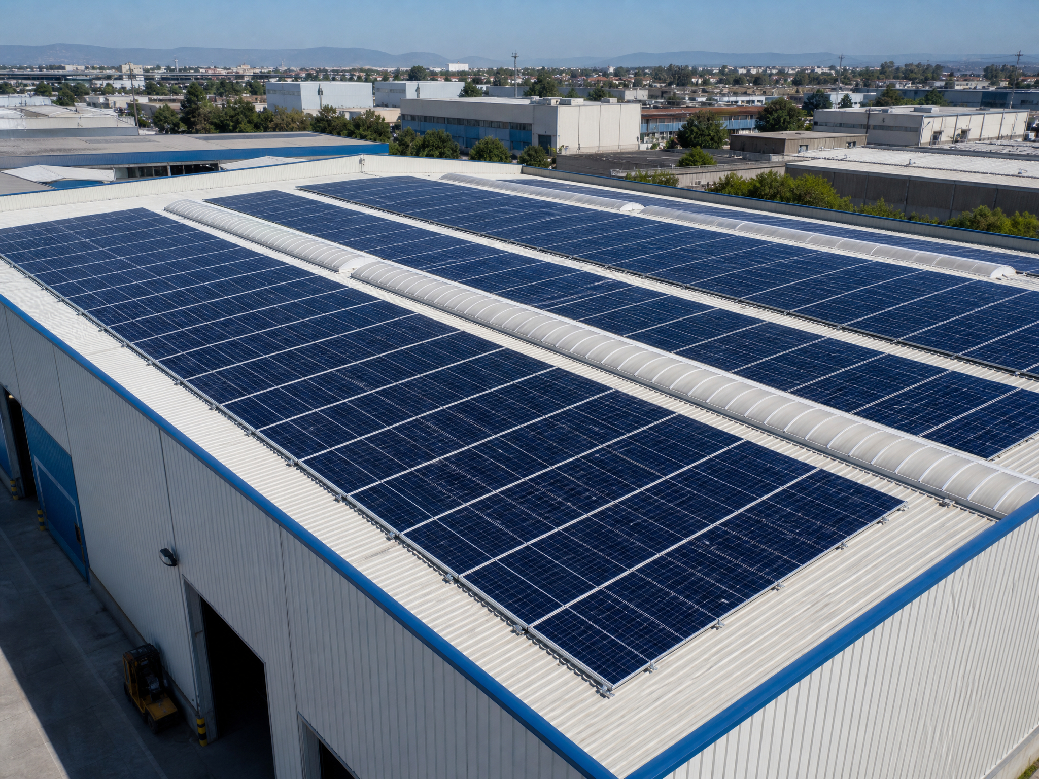 Paneles solares fotovoltaicos en Murcia instalados sobre una cubierta industrial