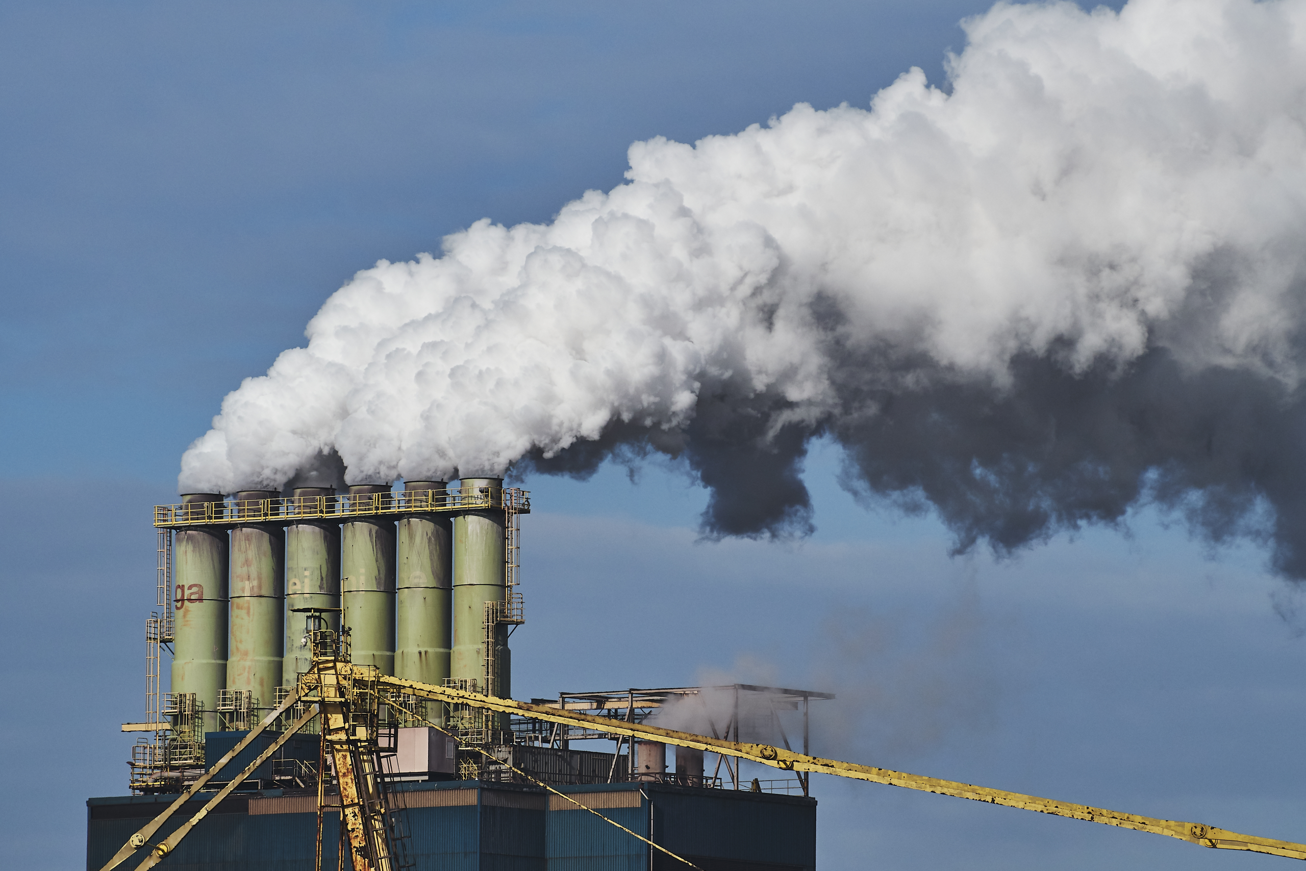Instalación industrial con alto consumo eléctrico y sistemas energéticos para ayudas CO2 y electrointensivos