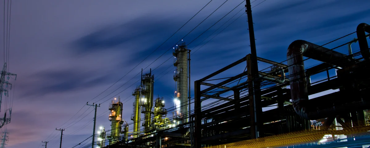 Industria de gran consumo energético con infraestructura eléctrica y procesos industriales nocturnos