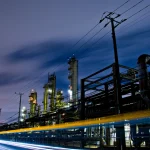 Industria de gran consumo energético con infraestructura eléctrica y procesos industriales nocturnos