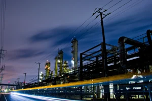 Industria de gran consumo energético con infraestructura eléctrica y procesos industriales nocturnos