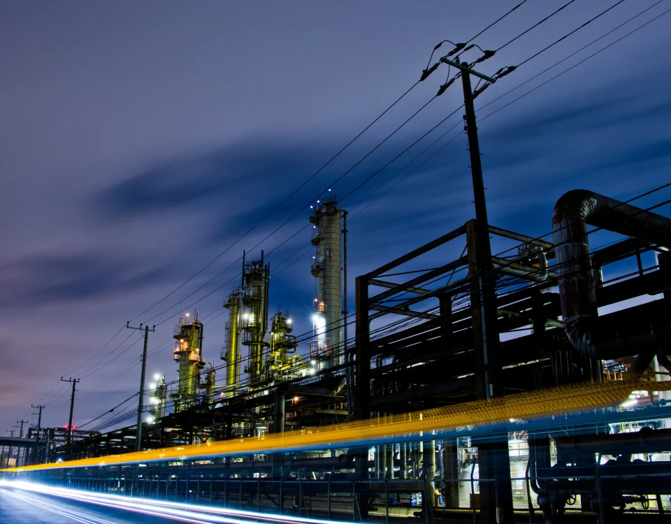 Industria de gran consumo energético con infraestructura eléctrica y procesos industriales nocturnos