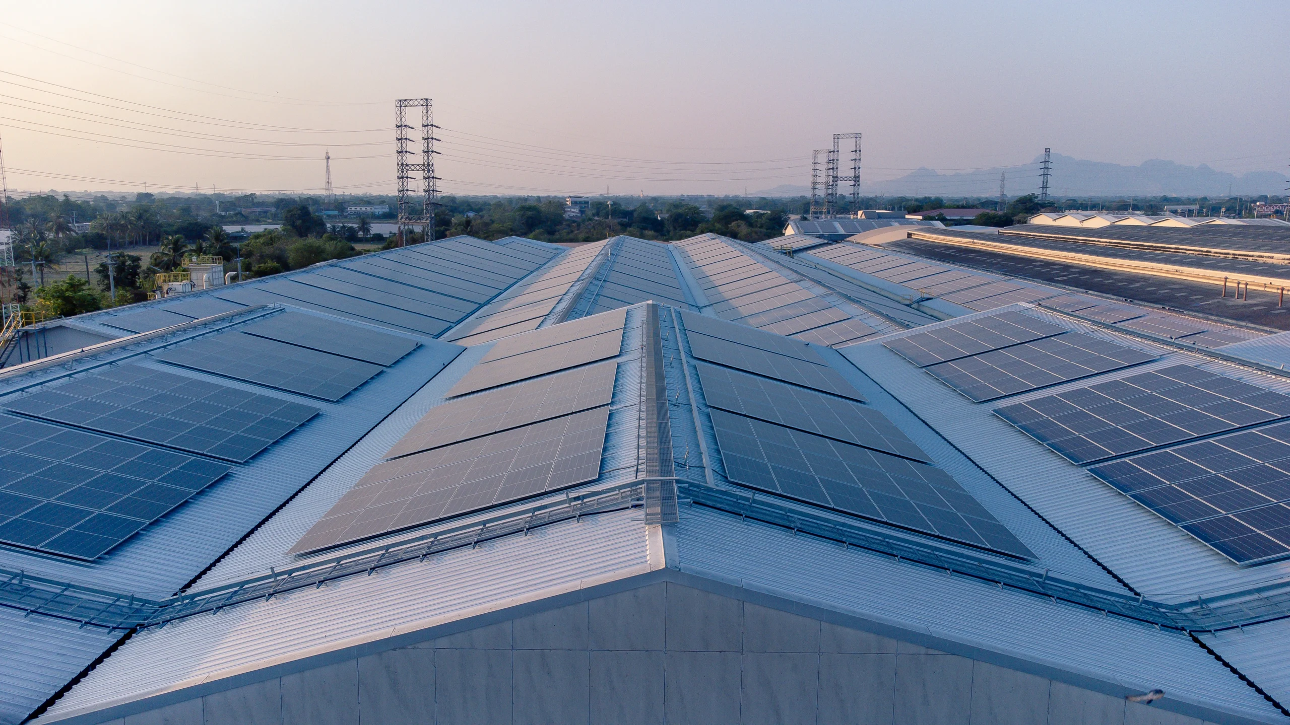 Paneles solares instalados en la cubierta industrial de una empresa