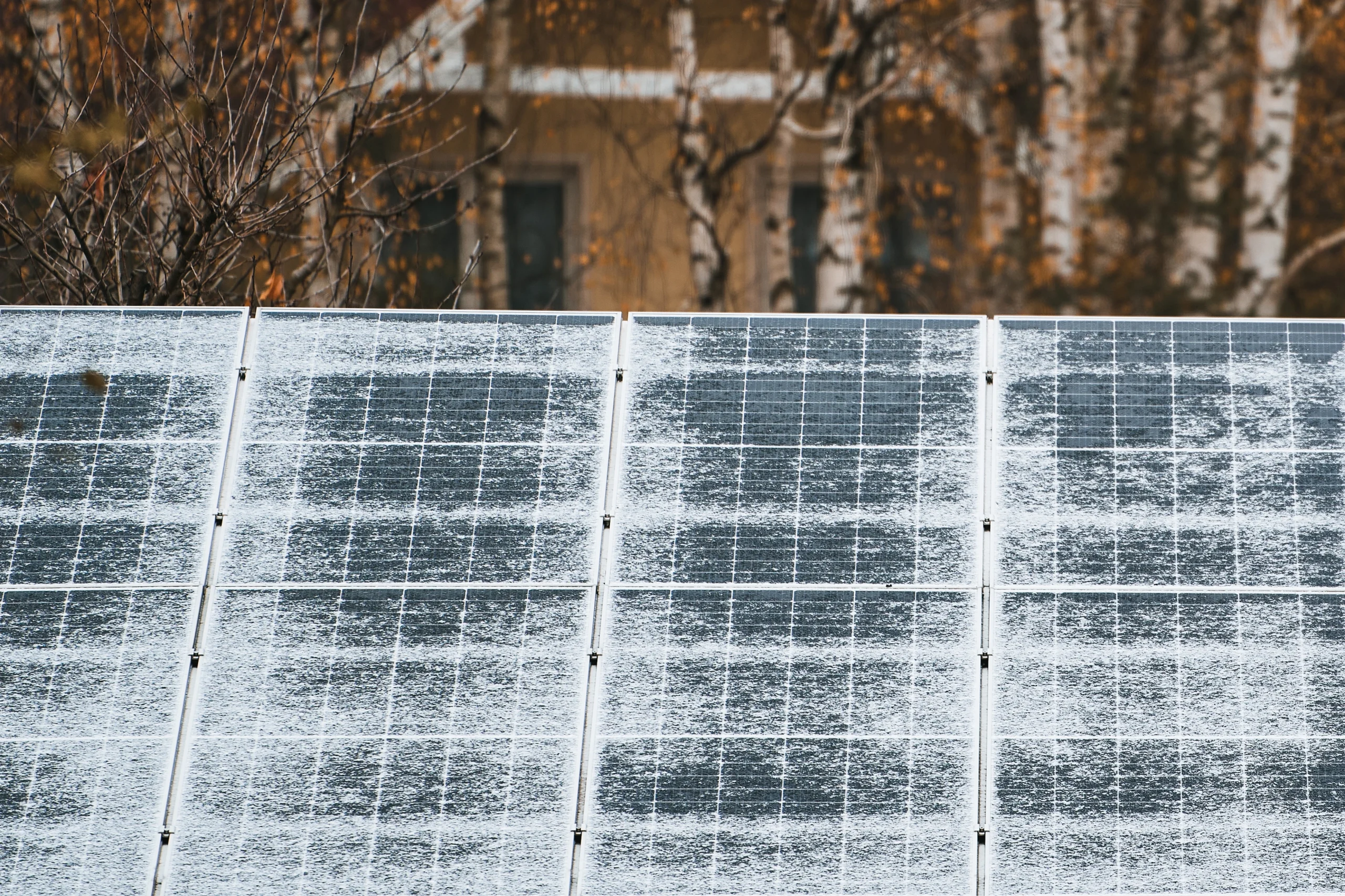 Paneles solares cubiertos de nieve durante el invierno