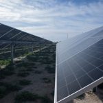 Paneles solares fotovoltaicos generando electricidad durante las horas de mayor radiación solar en España.